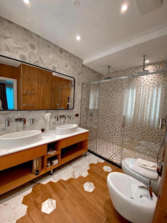 Crown Boutique Hotel Дуррес Экстерьер фото
