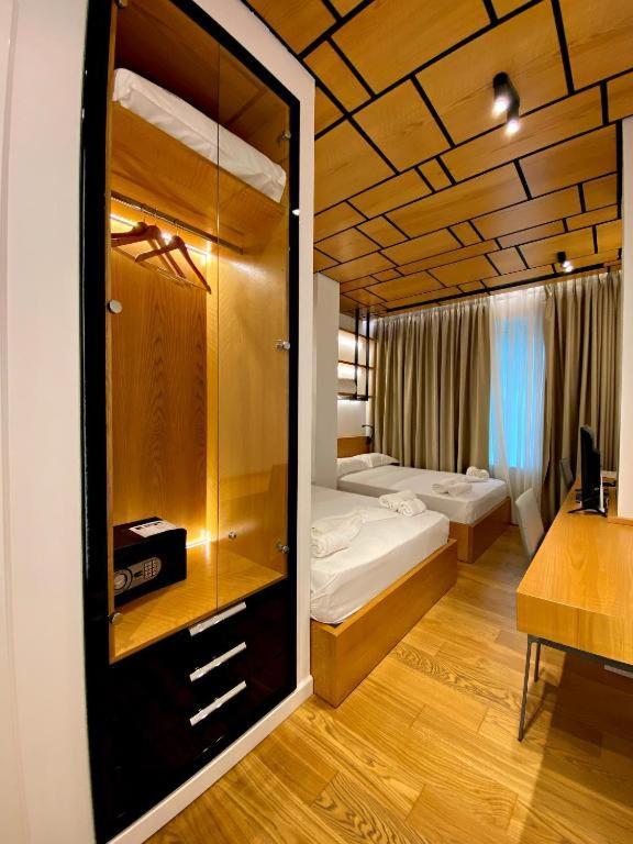 Crown Boutique Hotel Дуррес Экстерьер фото